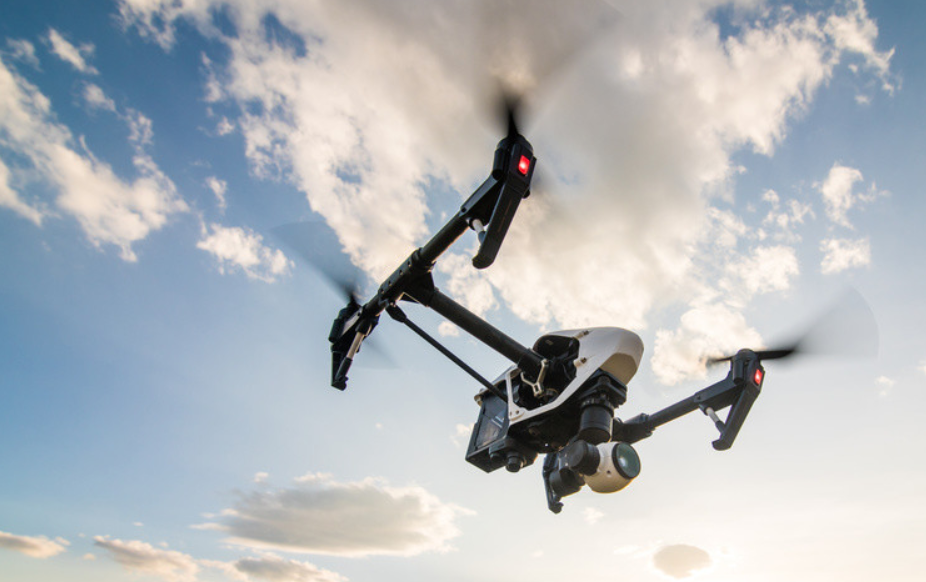 无人机进行维护